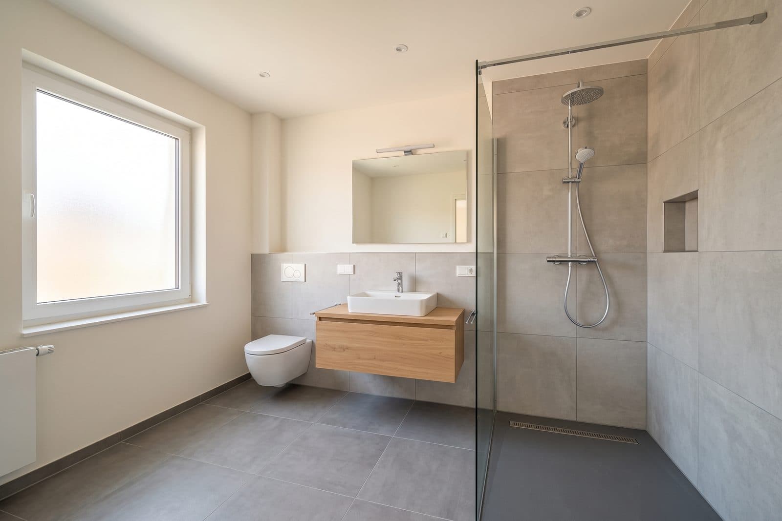 Modernes saniertes Badezimmer mit bodengleicher Dusche